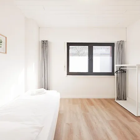 Tolstov - 3 - Kitchen - Dining Area - 25 Min Messe Dus דירה דיסבורג