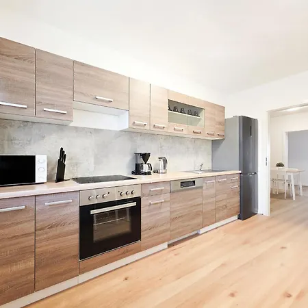 Tolstov - 3 - Kitchen - Dining Area - 25 Min Messe Dus דיסבורג