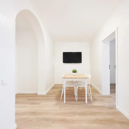 Tolstov Apartments - 3 Schlafzimmer - Kueche - Essbereich - 25 Min Messe Dus