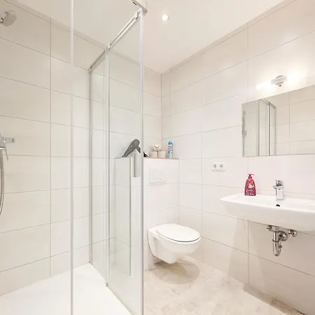 Tolstov - 3 - Kitchen - Dining Area - 25 Min Messe Dus דירה דיסבורג