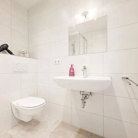 Tolstov - 3 - Kitchen - Dining Area - 25 Min Messe Dus